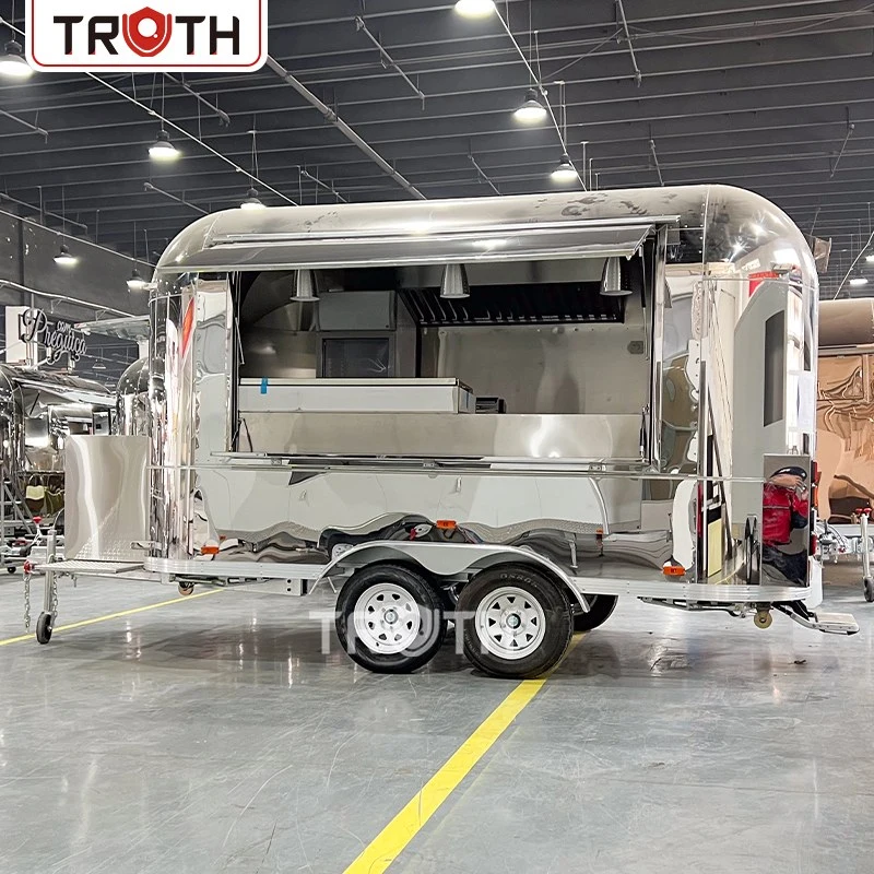 Food Truck im Airstream-Stil in Frankreich: Ein Fast-Food-Anhänger aus Edelstahl, der auf Stil und Service ausgelegt ist