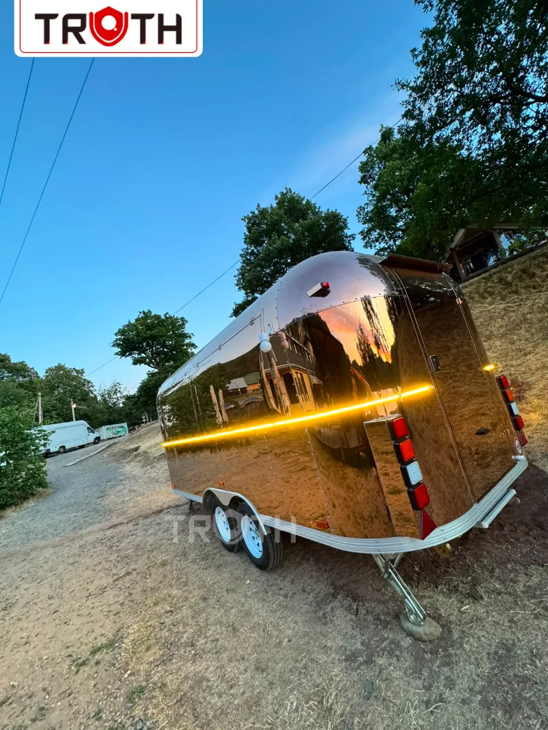 Truth Food Trailer liefert einen roségoldenen Kaffee- und Fast-Food-Trailer in die Slowakei